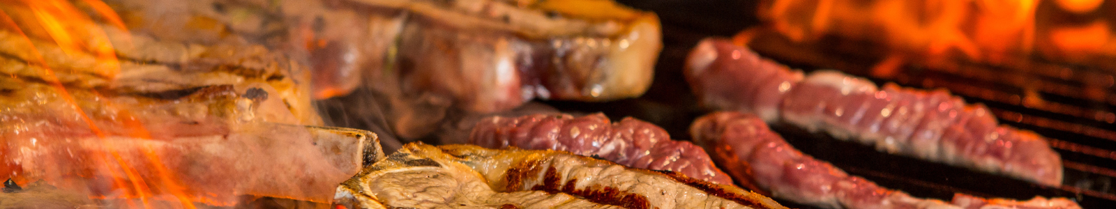 Parrillero preparando un asado argentino sobre brasas.