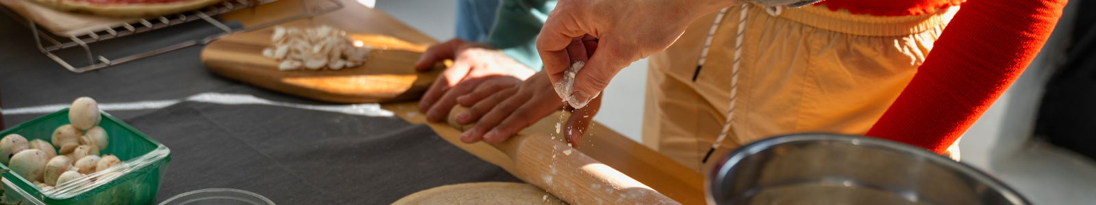 Participantes aprendiendo a cocinar platos típicos en una clase grupal.
