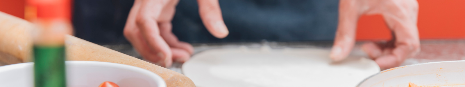 Participantes disfrutando los platos que cocinaron juntos.