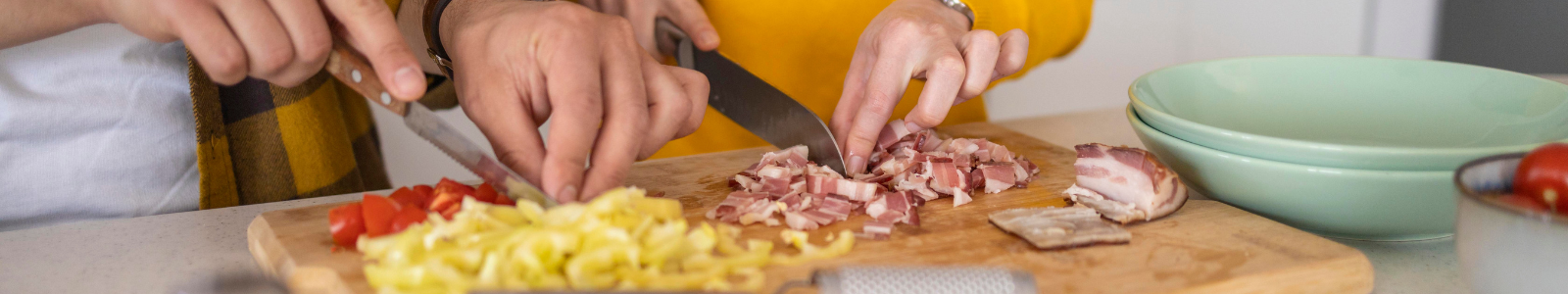 Docente mostrando técnicas culinarias a los participantes.