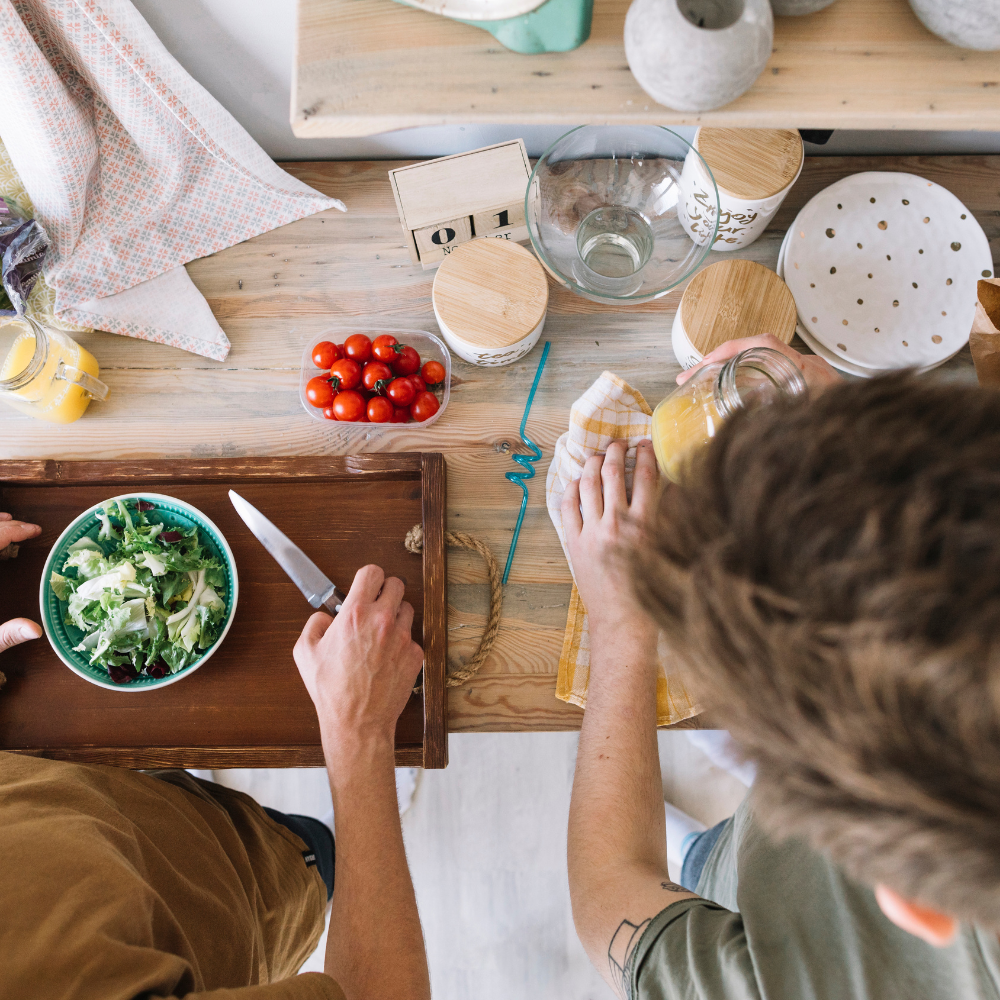Participantes de las Clases de Cocina preparando platos típicos.
