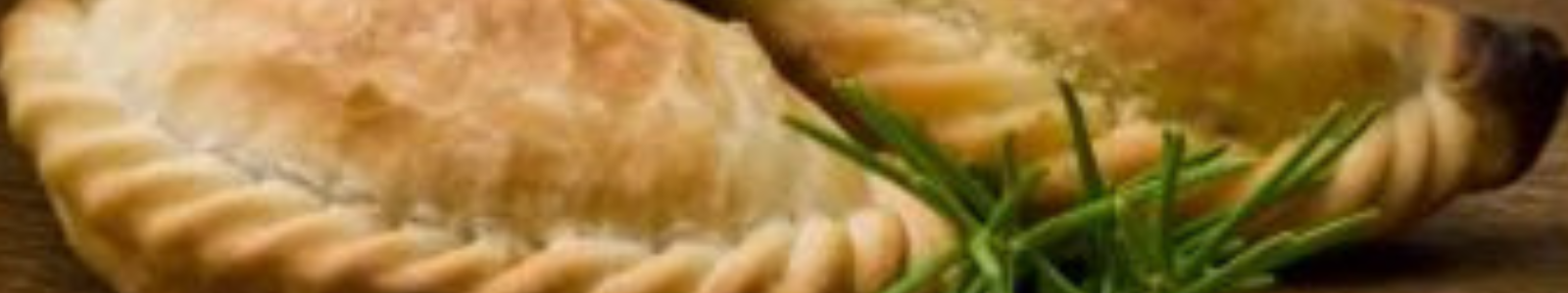 Bandeja con empanadas recién horneadas listas para servir.