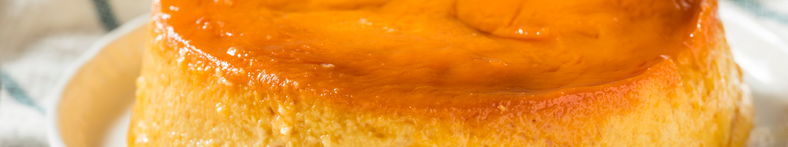 Flan casero servido con caramelo.